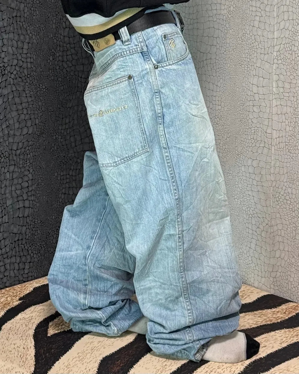 Rocawear baggy jeans, light blue wash – tonal Rocawear script on the back pocket and R logo at the coin pocket – side view, worn – vintage Y2K, size W36 / XL, ships from Germany / Versand aus Deutschland