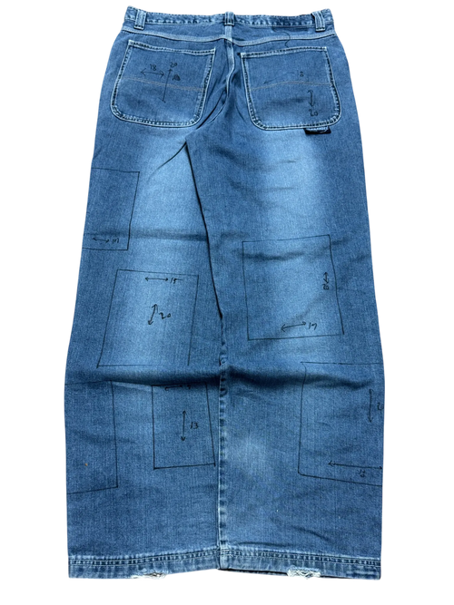 Jambangee baggy jeans, mid blue wash – hand-drawn pen rectangles and measurement arrows across the back and legs – flat lay, rear – vintage Y2K, size W36 / XL, ships from Germany / Versand aus Deutschland