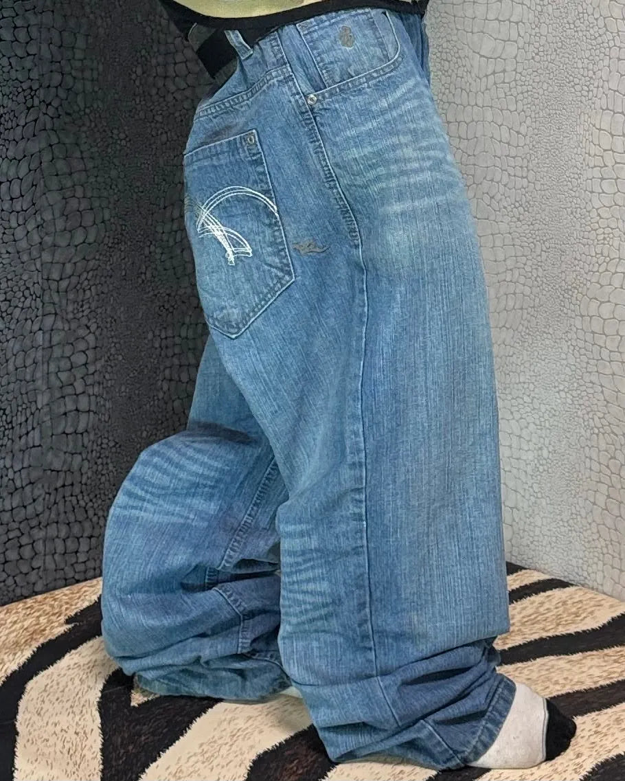 Rocawear baggy jeans, blue wash – white curved line embroidery on the back pocket – side view, worn – vintage Y2K, size W38 / XXL, ships from Germany / Versand aus Deutschland