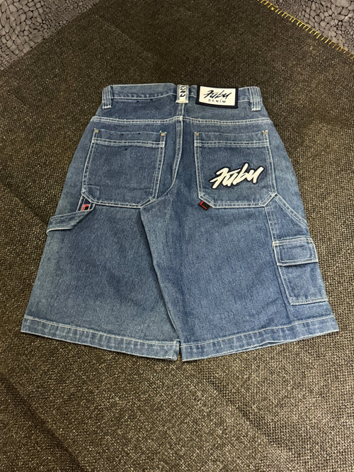 Fubu denim shorts, mid blue wash, deadstock with original tag – cream Fubu script on the back pocket, side cargo pocket – flat lay, rear – vintage Y2K, size W28 / XS, ships from Germany / Versand aus Deutschland