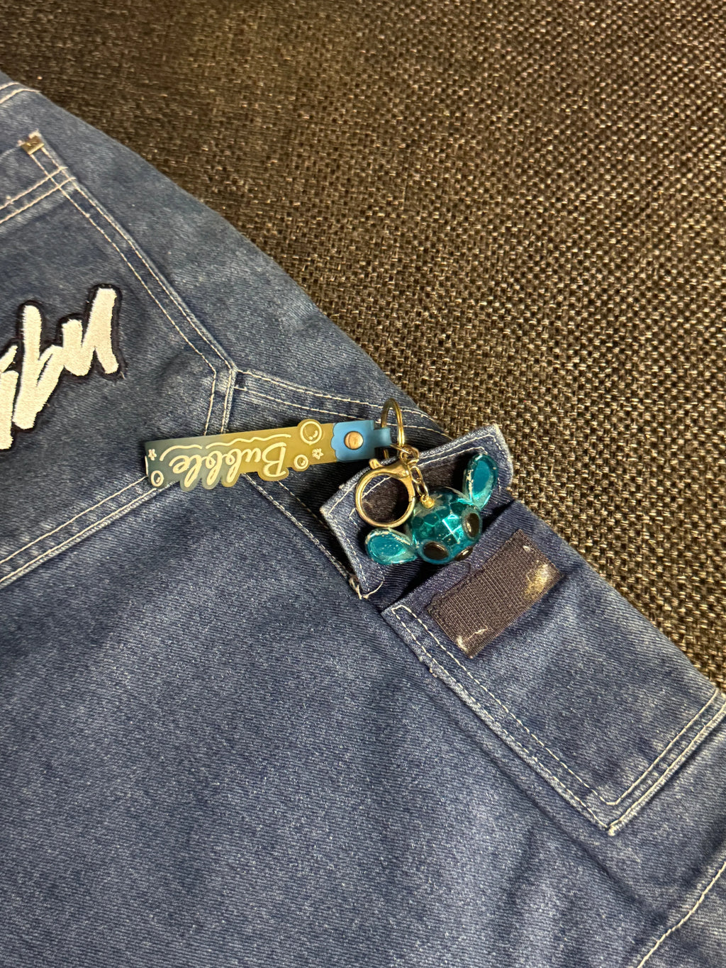 Fubu denim shorts, mid blue wash – close-up of the cream Fubu script on the back pocket – detail shot – vintage Y2K, size W28 / XS, ships from Germany / Versand aus Deutschland