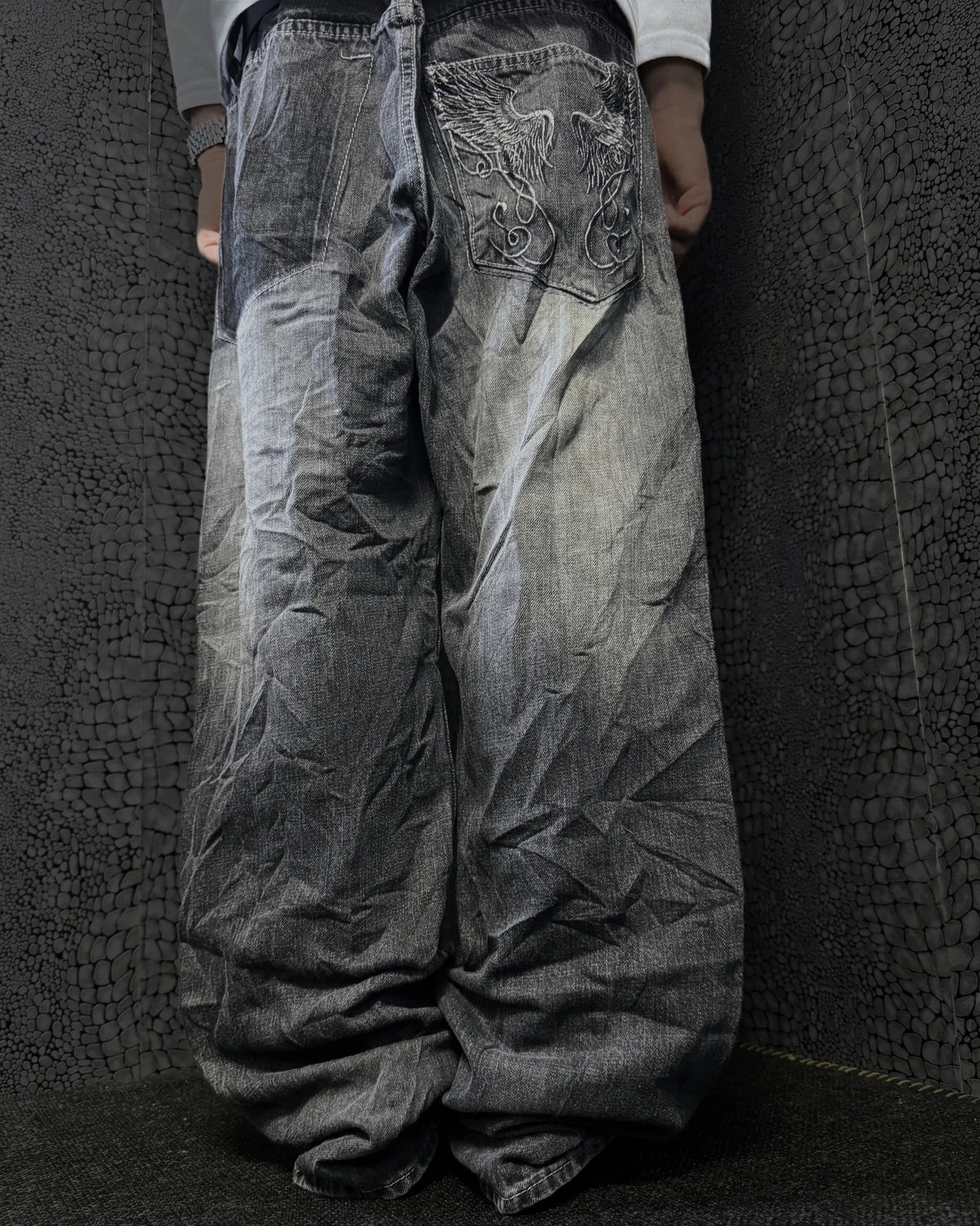 Southpole baggy jeans, black wash – tonal winged scroll embroidery on the right back pocket – rear view, worn – vintage Y2K, size W36 / XL, ships from Germany / Versand aus Deutschland