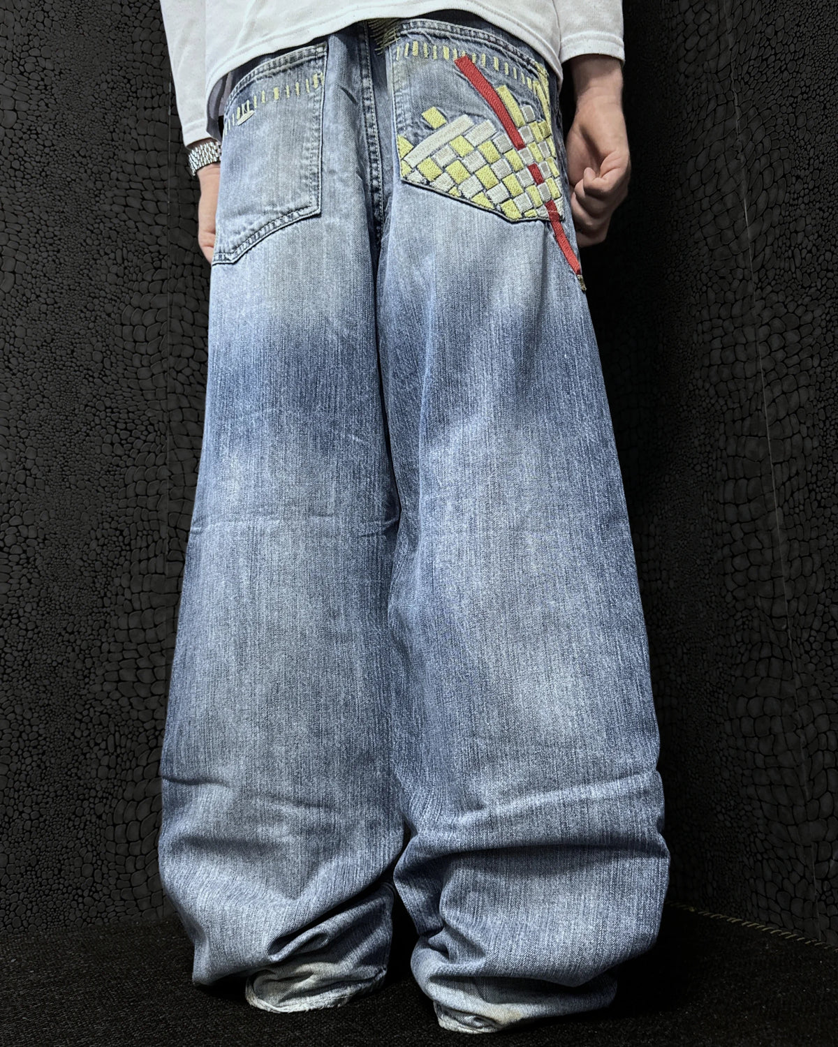 Ecko baggy jeans, blue wash – yellow and white woven square patch with a red stripe on the right back pocket – rear view, worn – vintage Y2K, size W32 / M, ships from Germany / Versand aus Deutschland