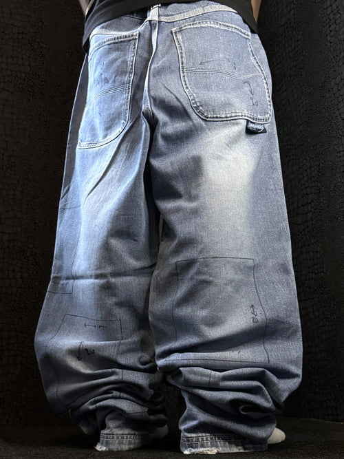 Jambangee baggy jeans, mid blue wash – hand-drawn pen markings and arrows on the pockets and legs – rear view, worn – vintage Y2K, size W36 / XL, ships from Germany / Versand aus Deutschland