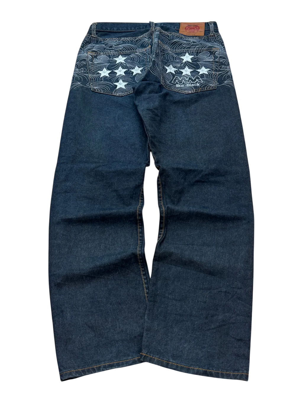 MM like black baggy jeans, dark indigo denim – tonal wave pattern with white stars on the yoke and both back pockets – flat lay, rear – vintage Y2K, size W32 / M, ships from Germany / Versand aus Deutschland