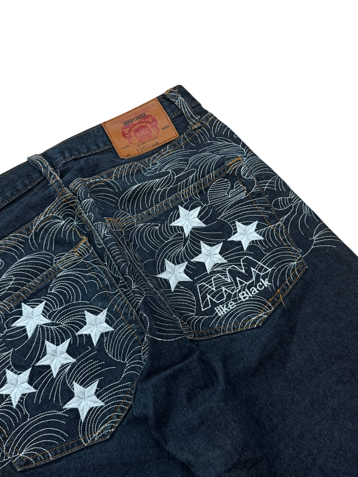 MM like black baggy jeans, dark indigo denim – tonal wave pattern with white stars across the yoke and back pockets – further detail shot (2 of 4) – vintage Y2K, size W32 / M, ships from Germany / Versand aus Deutschland
