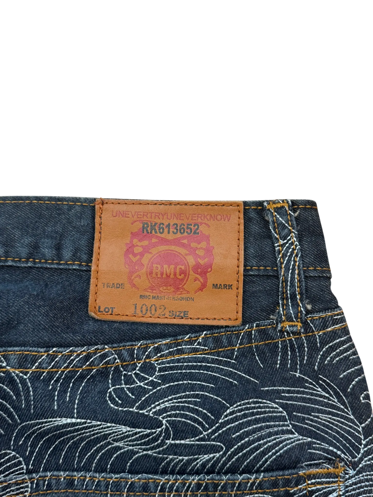 MM like black baggy jeans, dark indigo denim – tonal wave pattern with white stars across the yoke and back pockets – further detail shot (3 of 4) – vintage Y2K, size W32 / M, ships from Germany / Versand aus Deutschland