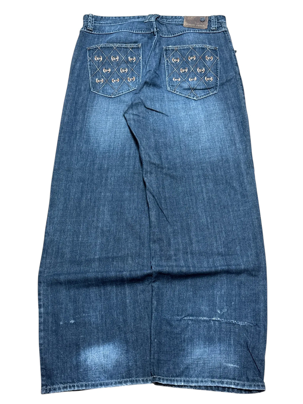 Phat Farm baggy jeans, mid blue wash – quilted back pockets with gold P logos, faded whiskering down the legs – flat lay, rear – vintage Y2K, size W38 / XXL, ships from Germany / Versand aus Deutschland