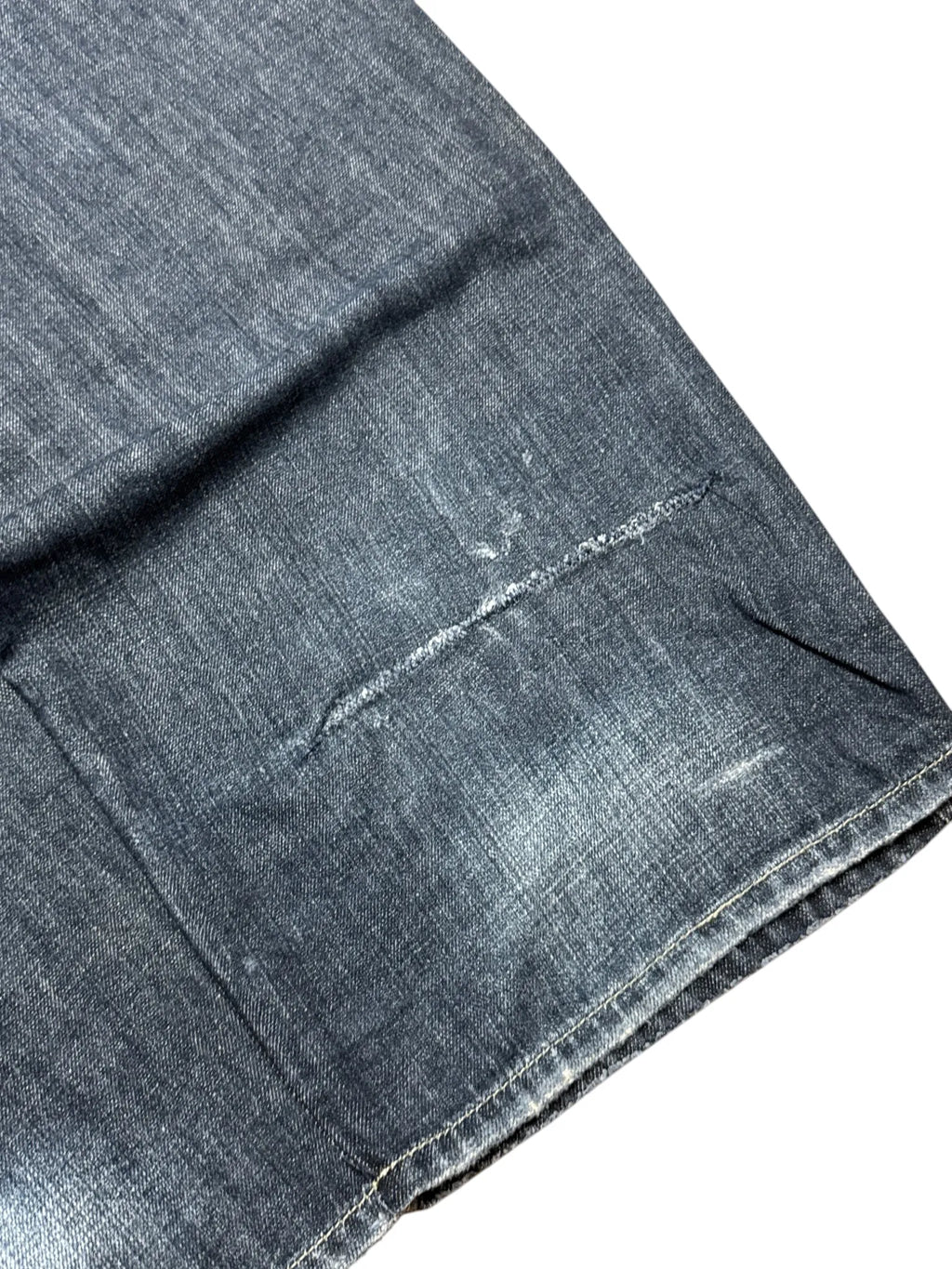 Phat Farm baggy jeans, mid blue wash – gold P logos quilted in a diamond pattern across both back pockets – further detail shot (3 of 6) – vintage Y2K, size W38 / XXL, ships from Germany / Versand aus Deutschland
