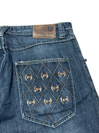 Phat Farm baggy jeans, mid blue wash – close-up of the brown Phat Farm leather patch at the waistband above the quilted back pocket – detail shot – vintage Y2K, size W38 / XXL, ships from Germany / Versand aus Deutschland
