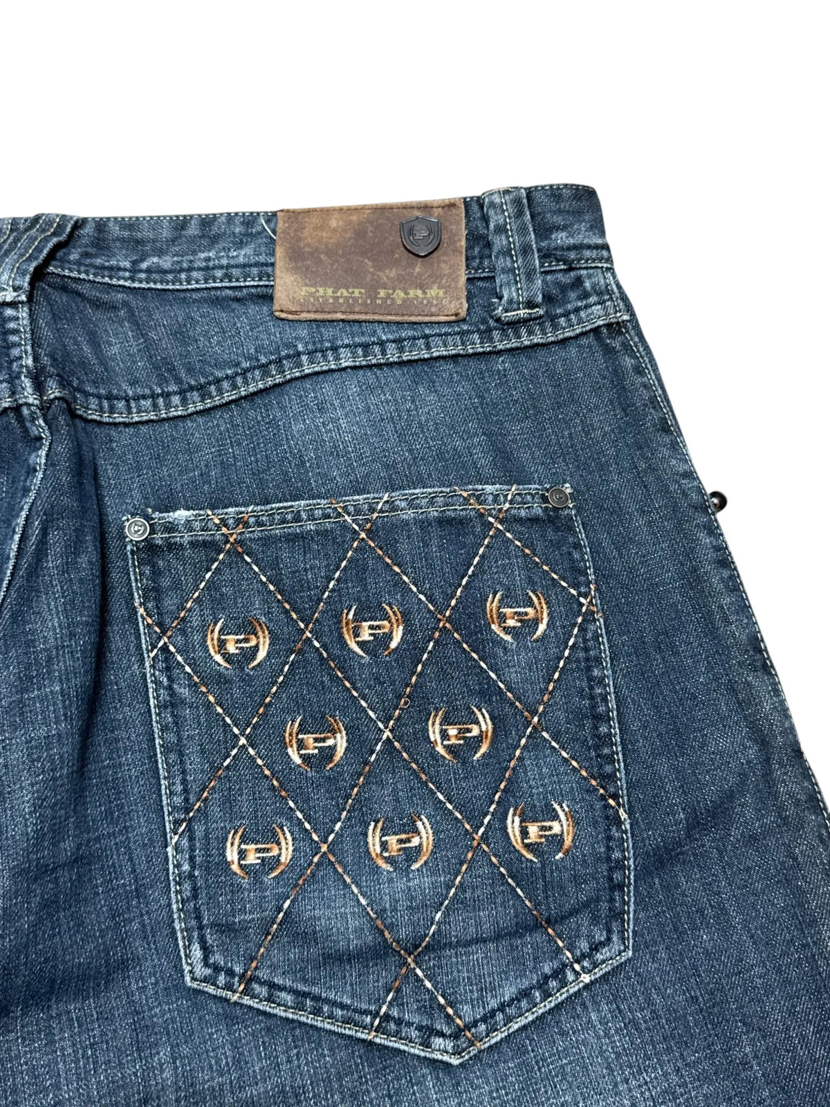 Phat Farm baggy jeans, mid blue wash – close-up of the brown Phat Farm leather patch at the waistband above the quilted back pocket – detail shot – vintage Y2K, size W38 / XXL, ships from Germany / Versand aus Deutschland