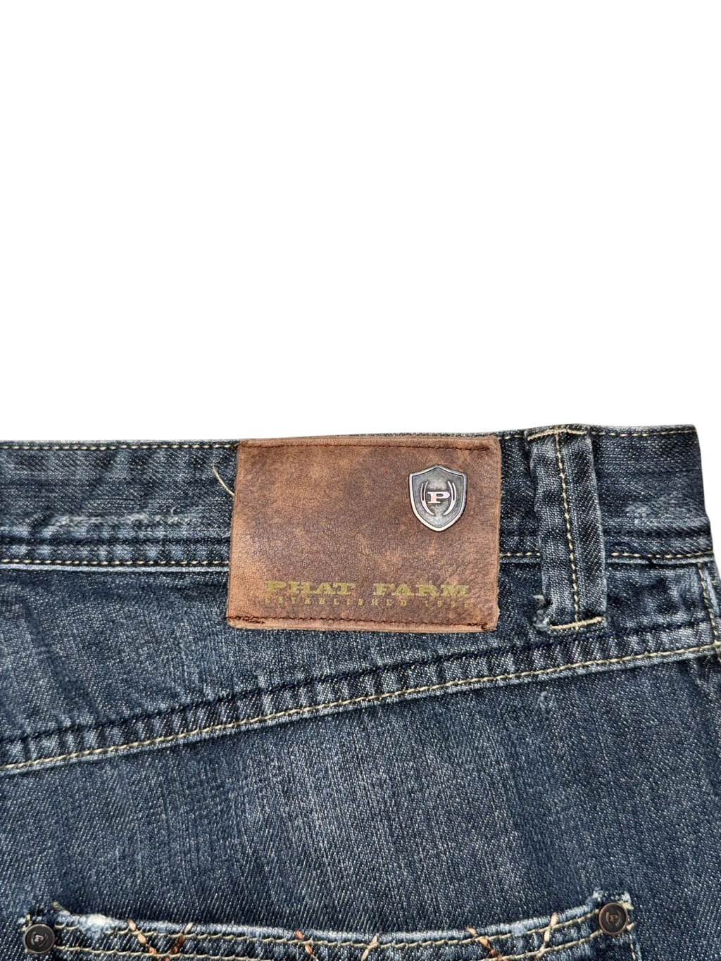 Phat Farm baggy jeans, mid blue wash – gold P logos quilted in a diamond pattern across both back pockets – further detail shot (6 of 6) – vintage Y2K, size W38 / XXL, ships from Germany / Versand aus Deutschland