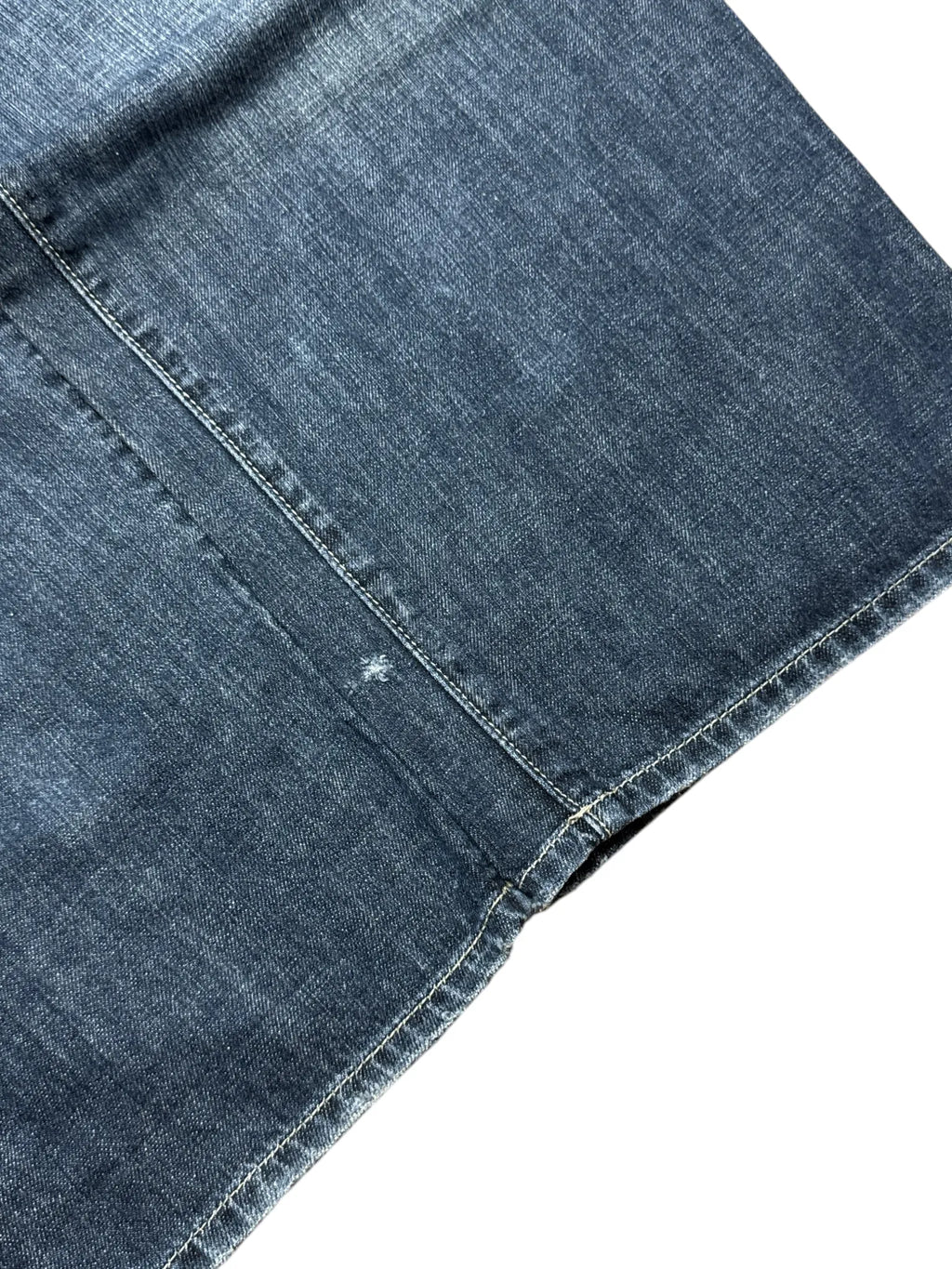 Phat Farm baggy jeans, mid blue wash – gold P logos quilted in a diamond pattern across both back pockets – further detail shot (1 of 6) – vintage Y2K, size W38 / XXL, ships from Germany / Versand aus Deutschland