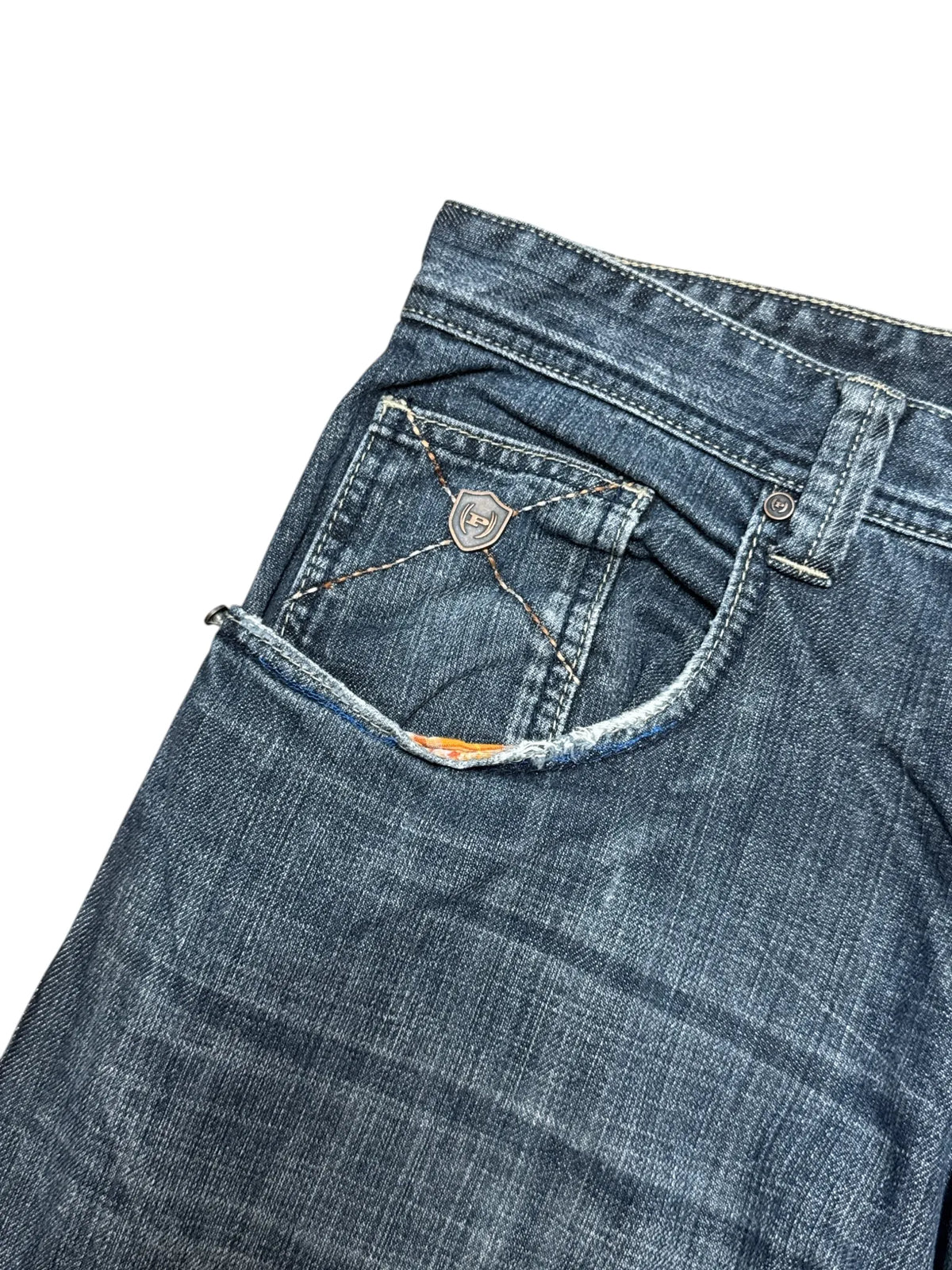 Phat Farm baggy jeans, mid blue wash – gold P logos quilted in a diamond pattern across both back pockets – further detail shot (2 of 6) – vintage Y2K, size W38 / XXL, ships from Germany / Versand aus Deutschland